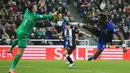 Penjaga gawang Newcastle United Martin Dubravka (kiri) menghalau tendangan pemain Chelsea Tammy Abraham pada pertandingan Liga Inggris di St James' Park, Newcastle, Inggris, Sabtu (18/1/2020). Newcastle United menang 1-0. (Lindsey Parnaby/AFP)