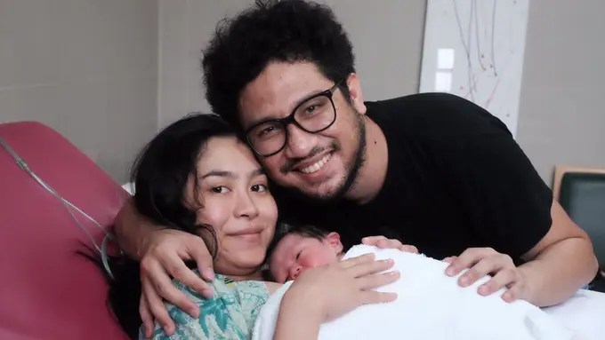 Kunto Aji dan istri menyambut anak pertama. (Istimewa)