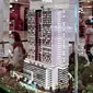 Agen real estat mempromosikan bangunan apartemen bertingkat tinggi di pusat perbelanjaan di Penang (1/8/2020). Malaysia tengah memperingatkan gelombang kedua virus corona COVID-19. (AFP Photo/Goh Chai Hin)