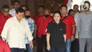 Ketum Partai Gerindra Prabowo Subianto (kiri), Ketua DPP PDI Perjuangan Puan Maharani (kanan) dan didampingi sejumlah petinggi Partai Gerindra dan PDI Perjuangan bersiap memberikan keterangan pers usai melakukan pertemuan di Padepokan Garuda Yaksa, Sentul, Bogor, Jawa Barat, minggu (4/9/2022). Pertemuan tersebut merupakan bagian safari politik dan komunikasi politik Puan Maharani ke berbagai Partai Politik menjelang Pemilu 2024. Dalam pertemuan itu Prabowo Subianto mengajak Puan Maharani berkuda. (Liputan6.com/Herman Zakharia)