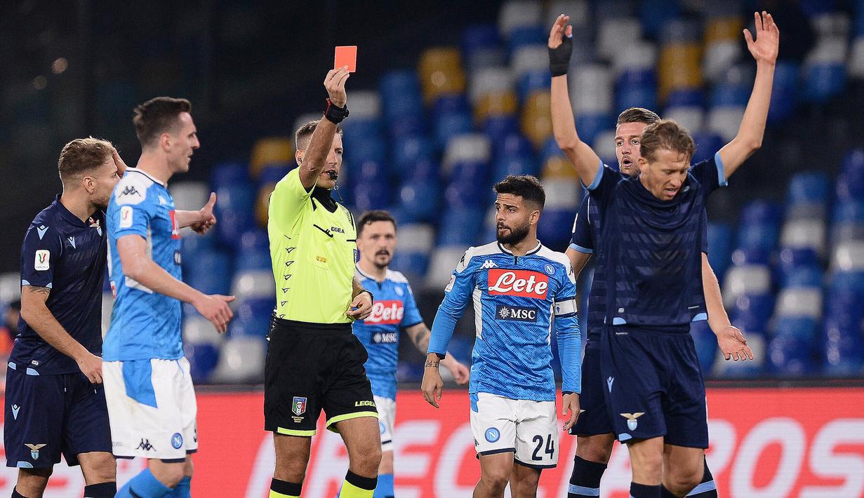 Pemain Lazio Lucas Leiva Pezzini (kanan) menerima kartu merah dari wasit Davide Massa saat menghadapi  Napoli pada perempat final Coppa Italia di Stadion San Paolo, Napoli, Italia, Selasa (21/1/2020). Napoli sukses melaju ke semifinaL Coppa Italia setelah mengalahkan Lazio 1-0. (LaPresse via AP)