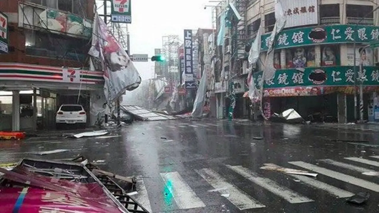Kondisi saat Topan Super Nepartak menghantam Taitung. (Corn Leee/Instagram)
