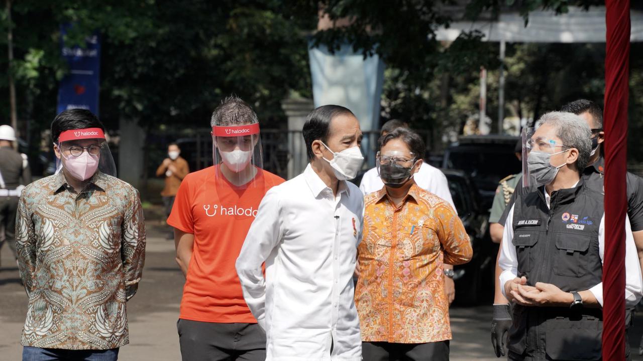Presiden meninjau langsung lokasi Pos Pelayanan Vaksinasi COVID-19 Drive Thru