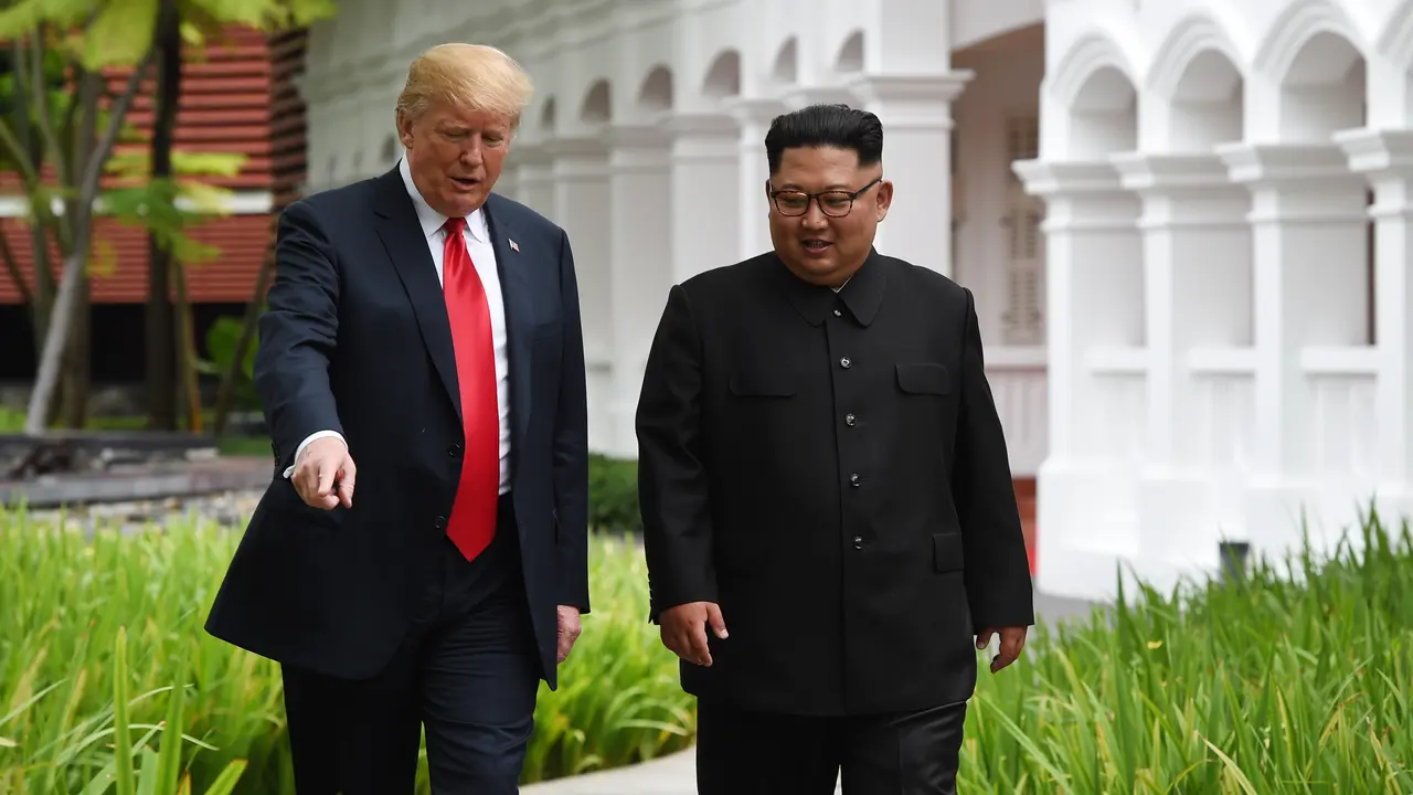 Keakraban Donald Trump dan Kim Jong-un Saat Berjalan di Taman