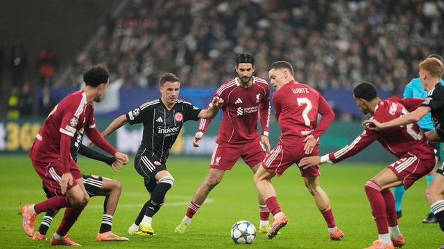Mario Goetze dan Florian Wirtz berebut bola di laga Eintracht Frankfurt vs Liverpool di matchday 3 league phase Liga Champions 2025/2025 di Deutsche Bank Park, Kamis (23/10/2025). (AP Photo/Michael Probst)