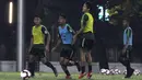 Pemain Timnas Indonesia, Ramdani Lestaluhu, mengontrol bola saat latihan di Lapangan ABC Senayan, Jakarta, Jumat (7/6). Latihan ini persiapan jelang laga persahabatan melawan Yordania. (Bola.com/Yoppy Renato)