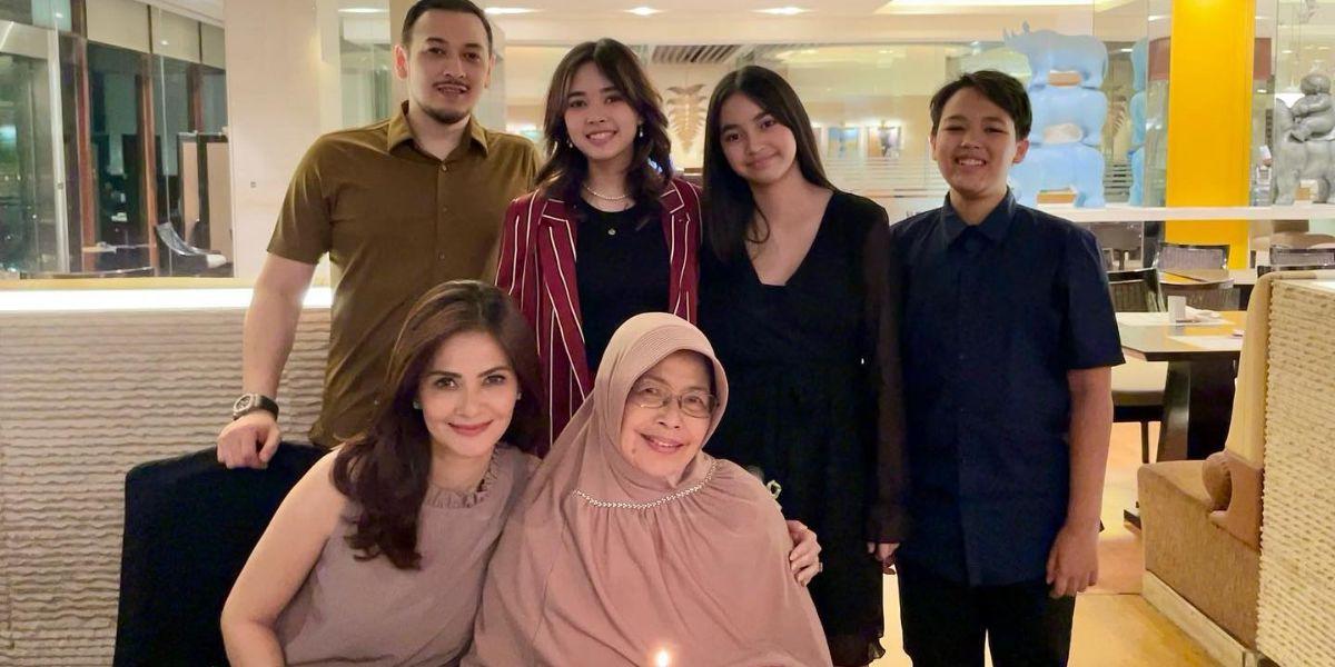 Cut Tari tak hanya mirip dengan sang ibunda. Wanita yang dikenal sebagai presenter ini begitu mirip dengan kakak perempuannya yang bernama Sindy.&nbsp;