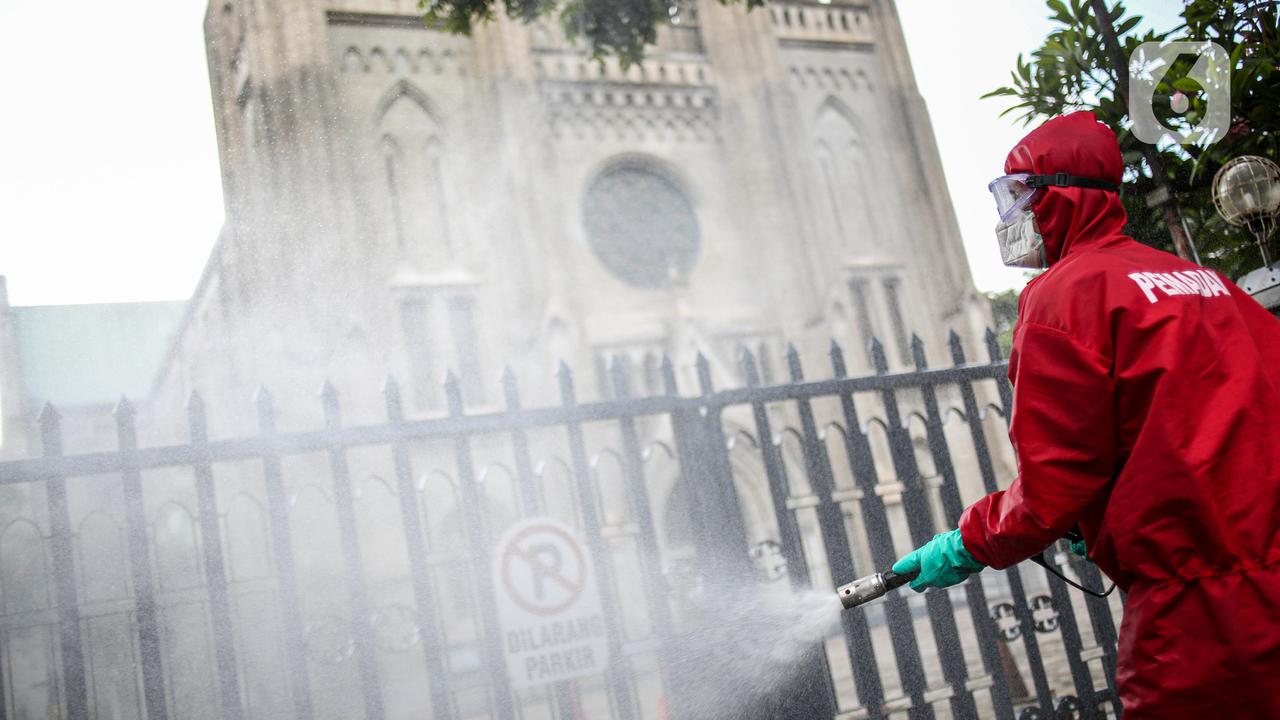 Istiqlal dan Katedral Disemprot Disinfektan