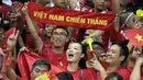 Fans cantik Vietnam saat memberikan semangat kepada timnya pada laga semifinal AFF Cup 2016 antara Indonesia melawan Vietnam di Stadion Pakansari, Bogor, (03/12/2016). (Bola.com/Nicklas Hanoatubun)