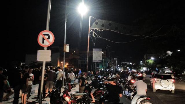 Gempa membuat panik warga di sepanjang pantai Manado. (Yoseph Ikanubun/Liputan6.com)