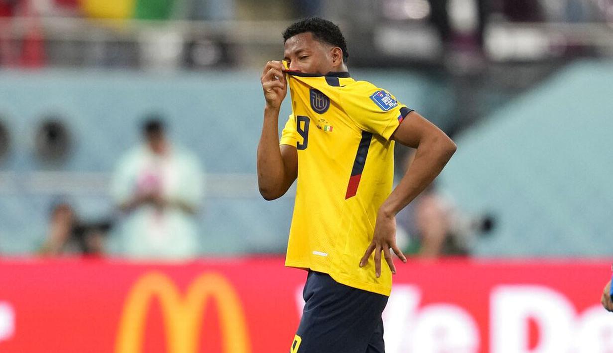 Pemain Ekuador, Gonzalo Plata, menangis usai ditaklukka Senegal pada laga Grup A Piala Dunia di Stadion Khalifa, Doha, Selasa (29/22/2022). (AP/Natacha Pisarenko)