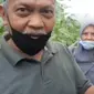 Salah satu pengunjung pertanian melon gold sistem greenhouse kota Tasikmalaya, Jawa Barat tengah menunjukan salah satu buah melon segar hasil petikannya sendiri. (Liputan6.com/Jayadi Supriadin)