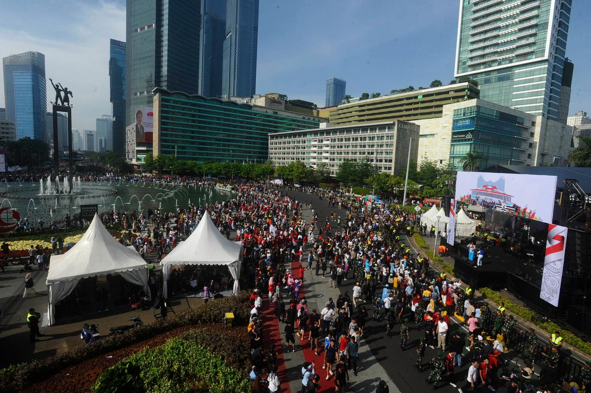 Antusiasme Ribuan Orang Padati Panggung Pesta Rakyat Pelantikan Prabowo di Bundaran HI