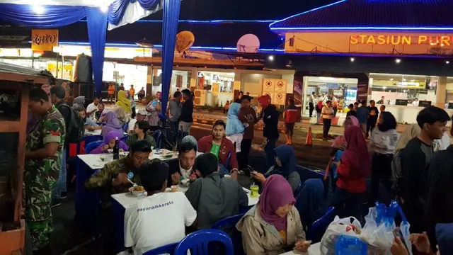 Pengunjung angkringan di halaman Stasiun Purwokerto berbincang akrab. (Foto: Liputan6.com/Muhamad Ridlo)
