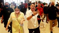Michael Owen bersama Raffi Ahmad di Hotel Fairmount, Jakarta, Sabtu (20/8/2022). (Bola.com/Muhammad Iqbal Ichsan)
