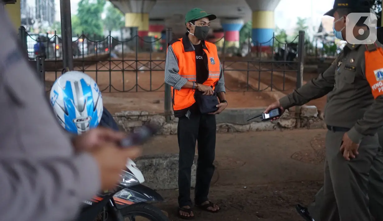 Petugas menghukum warga pelanggar Operasi Yustisi Pencegahan Covid-19 di kawasan Kampung Melayu, Jakarta Timur, Senin (16/11/2020). Operasi tersebut digelar guna menyadarkan masyarakat akan pentingnya penggunaan masker di tengah pandemi Covid-19. (Liputan6.com/Immanuel Antonius)