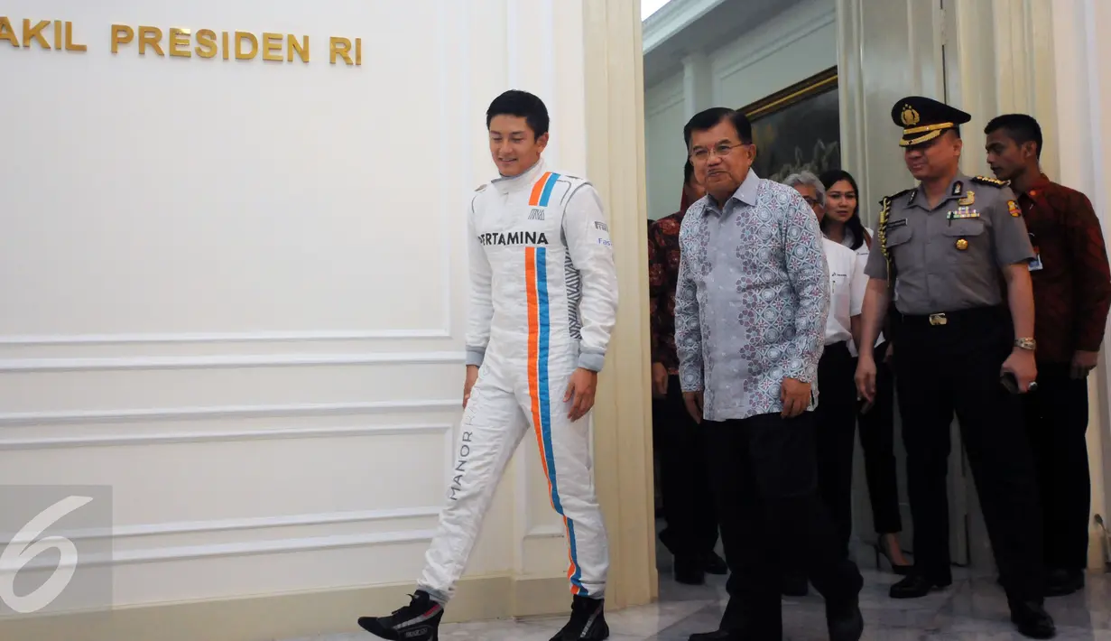Pembalap Indonesia, Rio Haryanto (kiri) bersama Wakil Presiden Jusuf Kalla bersiap memberikan keterangan di Istana Wapres, Jakarta, Senin (14/3/2016). Kedatangan Rio untuk meminta restu jelang laga perdana Formula 1. (Liputan6.com/Helmi Fithriansyah) 