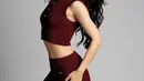 Ia nampak kenakan set knitwear red burgundy yang terdiri dari sleveeless croptop dan rok berkantung [@prillylatuconsina96]