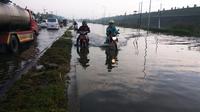 Banjir di petak Jalan Tanggulangin-Porong, Sidoarjo, Jawa Timur, mengakibatkan jalur tersebut tak bisa dilewati kereta api. (Liputan6.com/Dian Kurniawan)