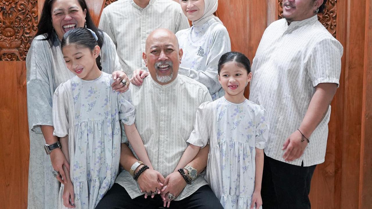 10 Potret Rumah Indro Warkop yang Bernuansa Klasik ala 90-an, Penuh Koleksi Moge - Tampak Cozy