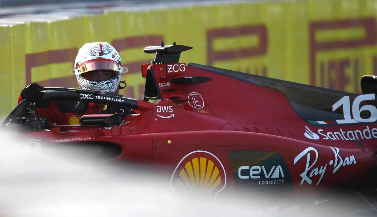 Pembalap Ferrari, Charles Leclerc, berusaha keluar dari mobilnya setelah mengalami kecelakaan dalam sesi latihan jelang F1 Grand Prix Miami 2023 yang berlangsung di Miami International Autodrome, Jumat (5/5/2023). (AFP/Getty Images/Rudy Carezzevoli)