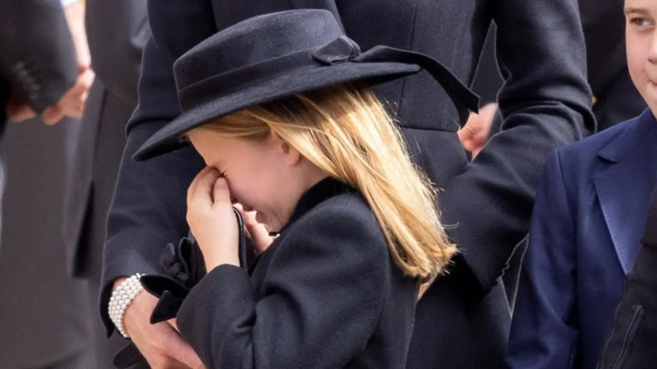 Potret Putri Charlotte Menangis di Pemakaman Ratu Elizabeth II, Ditenangkan Kate Middleton