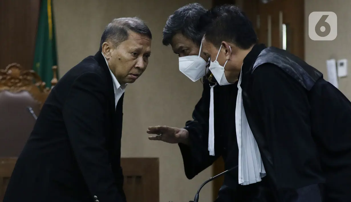 Mantan Dirut PT Pelindo II, Richard Joost Lino (kiri) usai sidang pembacaan putusan kasus dugaan korupsi pengadaan tiga unit QCC di PT Pelindo II tahun 2010, Pengadilan Tipikor, Jakarta, Selasa (14/12/2021). RJ Lino divonis empat tahun penjara, denda Rp500 juta. (Liputan6.com/Helmi Fithriansyah)