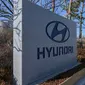 Pemandangan pintu masuk Pabrik Hyundai Motor Asan di Asan, selatan Seoul, Senin (10/2/2020). Pabrikan kendaraan Hyundai Motor terpaksa menghentikan produksinya di Korea Selatan, basis manufaktur terbesarnya, karena kekurangan pasokan suku cadang dari China akibat virus corona. (Yelim LEE/AFP)