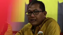 Chief Operating Officer (COO) Bhayangkara FC, Sumardji, saat memperkenalkan pemain baru, Saddil Ramdani, di Mess Bhayangkara, Jakarta, Sabtu (8/2). Saddil menjadi rekrutan terakhir Bhayangkara FC.(Bola.com/Yoppy Renato)