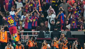 Pemain Barcelona, Fermin Lopez, merayakan gol pada laga semifinal Piala Super Spanyol/Supercopa de Espana antara Barcelona vs Athletic Club di Stadion King Abdullah Sports City, Jeddah, Arab Saudi, Rabu, 7 Januari 2026. (AP Photo/Altaf Qadri)