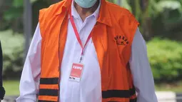 Bupati Bandung Barat Abubakar tiba di gedung KPK, Jakarta, Selasa (24/4). Abubakar menerima suap dari sejumlah kepala dinas untuk keperluan politik istrinya, Elin Suharliah sebagai calon Bupati Bandung Barat dalam Pilkada 2018. (Merdeka.com/Dwi Narwoko)