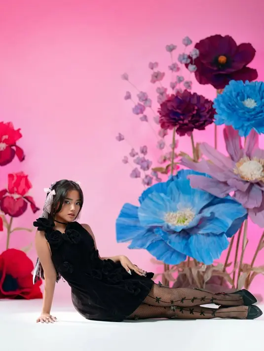 Gaun ini dipadukan dengan stocking pita dan heels tinggi berwarna hitam. [@dnngwcksn]