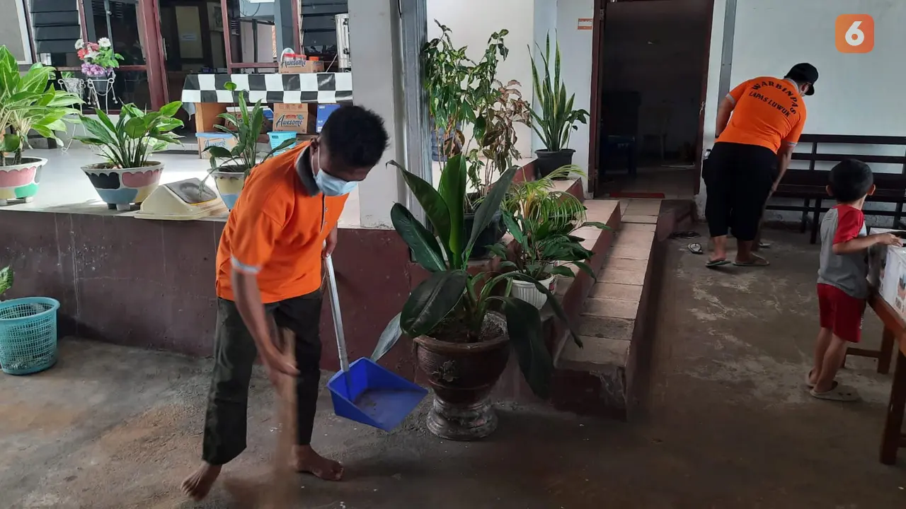 Wabin Lapas Luwuk membersihkan salah satu gereja