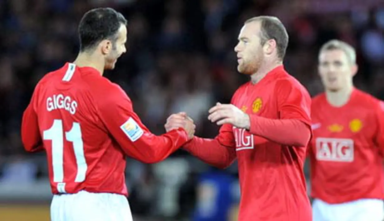 Manchester United's Wayne Rooney is congratulated by Ryan Giggs after scoring team's fifth goal against Gamba Osaka during the semi-final of the FIFA Club World Cup 2008 in Yokohama, on December 18, 2008. Manchester United won 5-3. AFP PHOTO/Tor