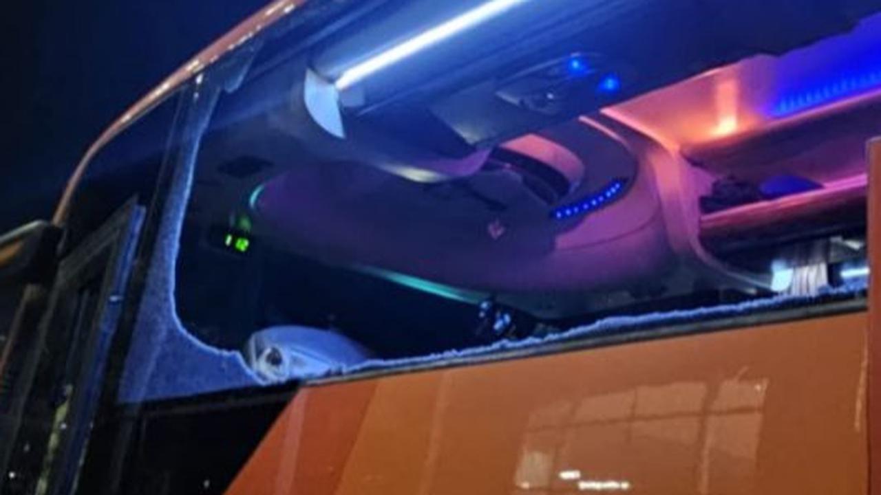 Bus Persik Dilempari Batu usai Keluar dari Stadion Kanjuruhan