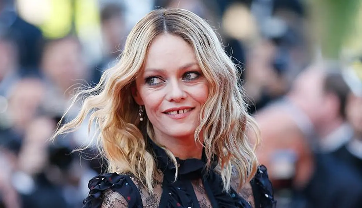 Kendati demikian, penyakit itu bisa membuat Vanessa memutuskan untuk tidak hadir di premier A Knife in the Heart dan memilih merawat sang anak. (Agein)