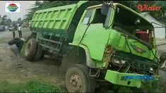 Saat melintasi Jalan Soekarno Hatta, sopir truk kehilangan kendai sehingga menabrak pedagang durian yang biasa mangkal dengan pick up.