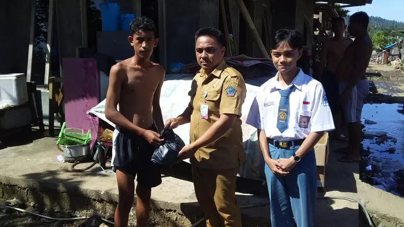 Bantuan berupa sembako dan pakaian layak pakai diberikan oleh Plh Kepala SMAN 3 Manado Anthonius Nakuu SPd MPd, Senin (30/1/2023).