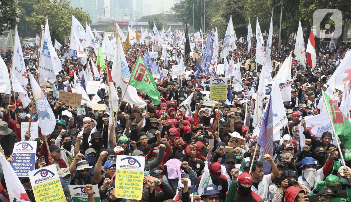 Massa buruh turun ke jalan saat gelar aksi di sekitar Gedung DPR RI, Jakarta, Rabu (2/10/2019). Puluhan ribu buruh dari berbagai daerah berunjuk rasa dalam rangka menolak revisi UU Ketenagakerjaan dan PP Nomor 78 Tahun 2015 serta menolak kenaikan iuran BPJS Kesehatan. (merdeka.com/Iqbal S. Nugroho)