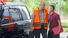 Dokter Bimanesh Sutarjo turun dari mobil saat akan menjalani pemeriksaan di Gedung KPK, Jakarta, Rabu (31/1). Bimanesh Sutarjo diperiksa terkait kasus hilangnya Setya Novanto. (Liputan6.com/Herman Zakharia)