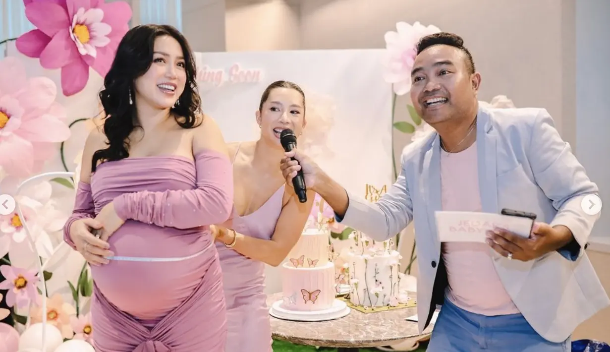 Melengkapi gaya busananya, Jessica Iskandar mengoptimalkan gaya dengan tampilan rambut wavy yang bervolume. [Foto: Instagram/ Jessica Iskandar]