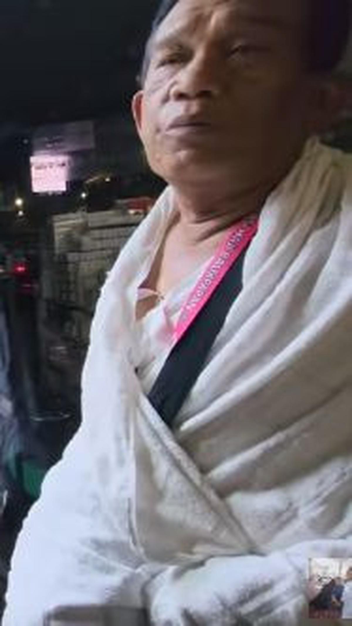 "Iya, ga tau saya. Tadi saya tawaf terus saya ke toilet lalu terpisah sama teman dan istri saya," balasnya.