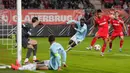 Pemain Twente, Mees Hilgers mengontrol bola di depan gawang timnya saat melawan Lazio dalam laga lanjutan Liga Europa 2024/2025 yang berlangsung di De Grolsch Veste stadium, Enschede, Belanda, Jumat (25/10/2025) dini hari WIB. (AP Photo/Peter Dejong)