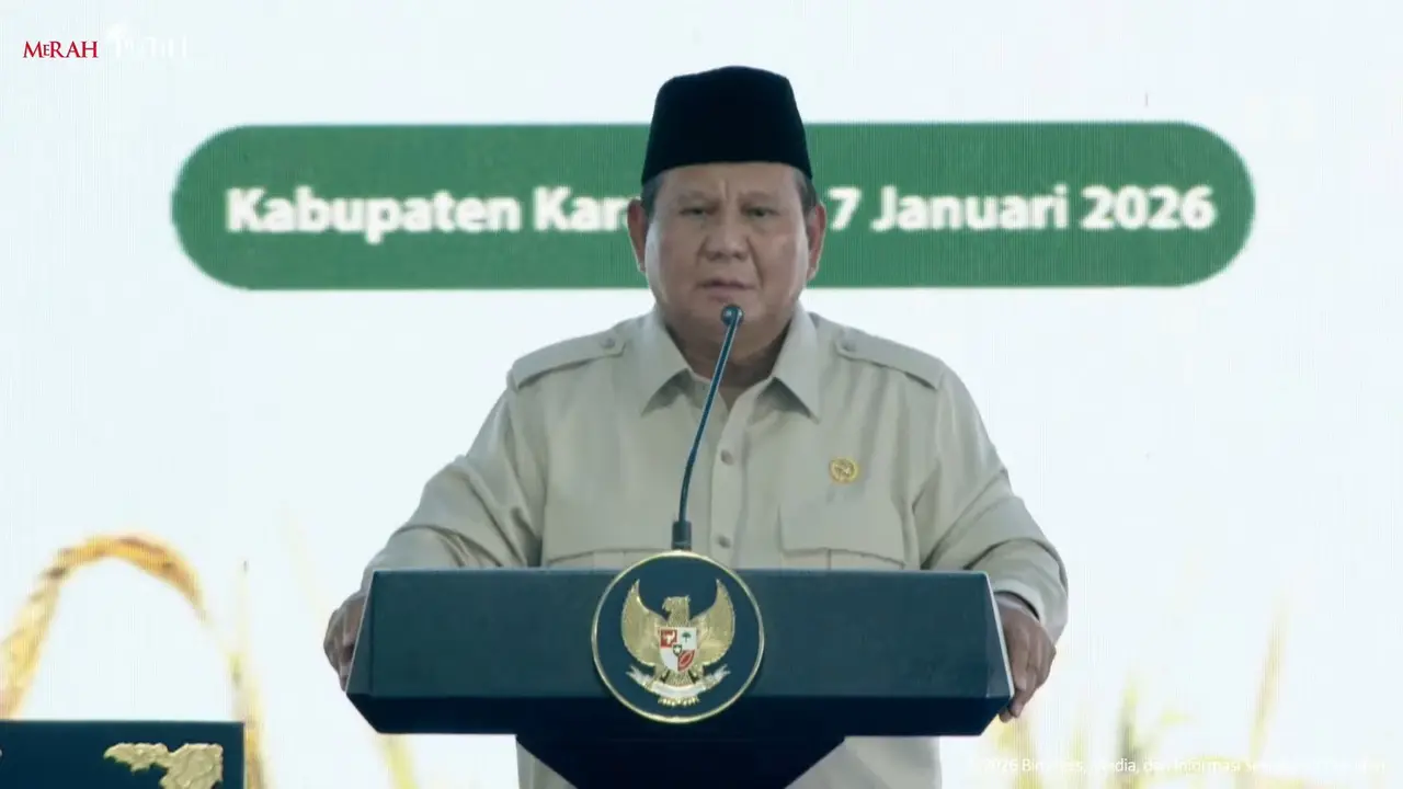 Presiden Prabowo Subianto dalam Panen Raya dan Pengumuman Swasembada Pangan, di Karawang, Jawa Barat, Rabu (7/1/2026). (Liputan6.com/Arief)