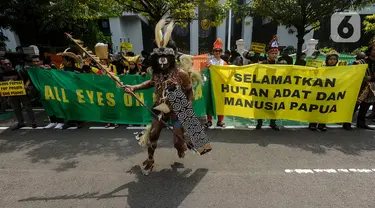 Puluhan orang dari Masyarakat Adat Papua Barat Awyu dan Moi, bersama dengan sejumlah aktivis lingkungan hidup, berkumpul di depan Gedung Mahkamah Agung di Jakarta. (merdeka.com / Arie Basuki)