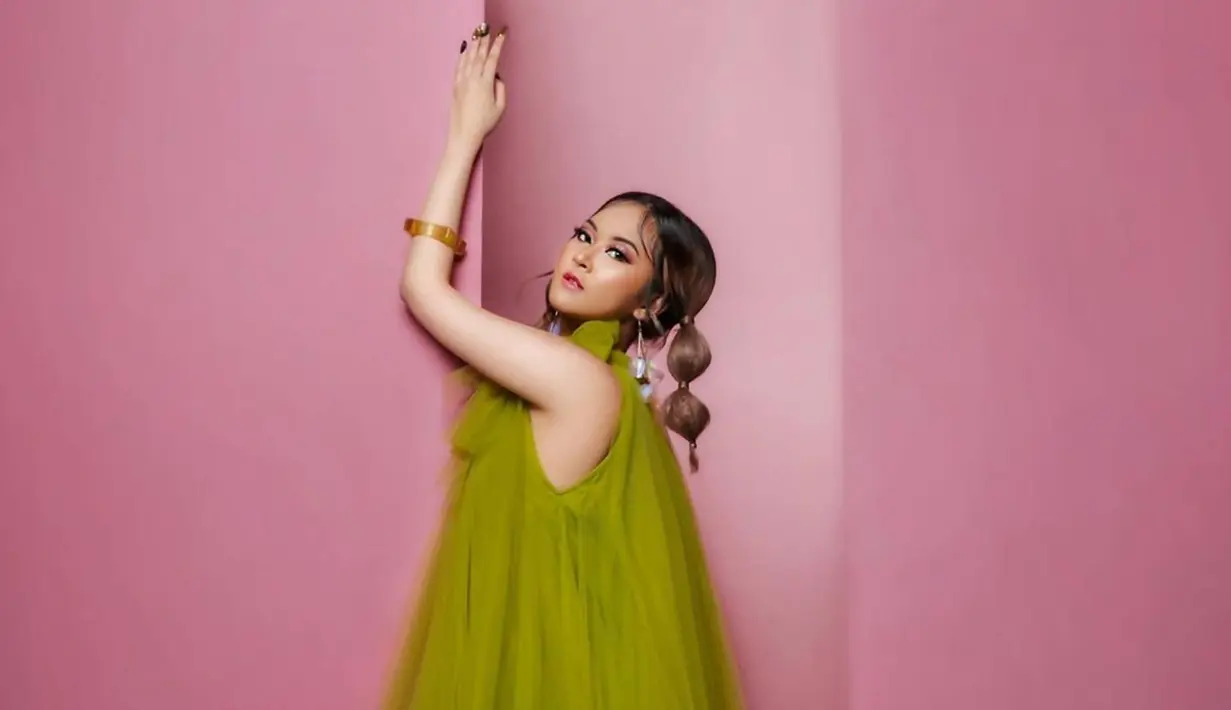 Bagi penggemarnya, tentu sudah dengan single lagu miliknya yang berjudul Ruang Sepi. Lagu tersebut pun jadi sebuah Original Soundtrack dari film horor Roh Mati Paksa: Cinta Berujung Maut. (Liputan6.com/IG/gabriellalarasati)
