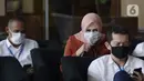 Istri mantan Sekretaris MA Nurhadi, Tin Zuraida (tengah) saat menunggu pemeriksaan di Gedung KPK, Jakarta, Senin (22/6/2020). Tin diperiksa sebagai saksi untuk tersangka Direktur MIT Hiendra Soenjoto terkait dugaan suap gratifikasi pengurusan perkara di MA tahun 2011-2016. (merdeka.com/Dwi Narwoko)