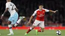 Meskipun penampilan Arsenal jauh dari harapan penggemarnya namun kontribusi Alexis Sanchez sebagai top scorer klub membuatnya masuk dalam nominasi peraih The Professional Footballers Association (PFA) Of The Year 2017. (AP/Frank Augstein)