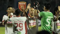Pemain Badak Lampung FC setelah kalah 1-4 dari Arema FC di Stadion Kanjuruhan, Kabupaten Malang, Selasa (16/7/2019). (Bola.com/Iwan Setiawan)