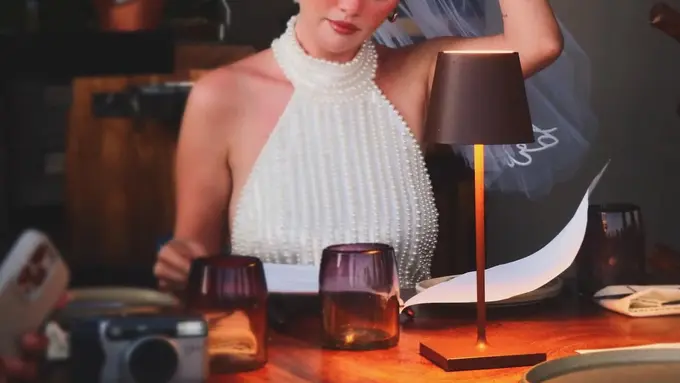 Selena Gomez Serba Putih saat Bachelorette Party di Meksiko